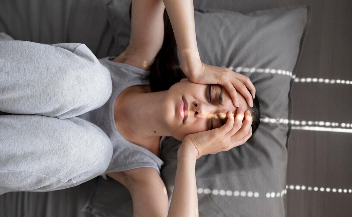 Medium shot sad woman on pillow