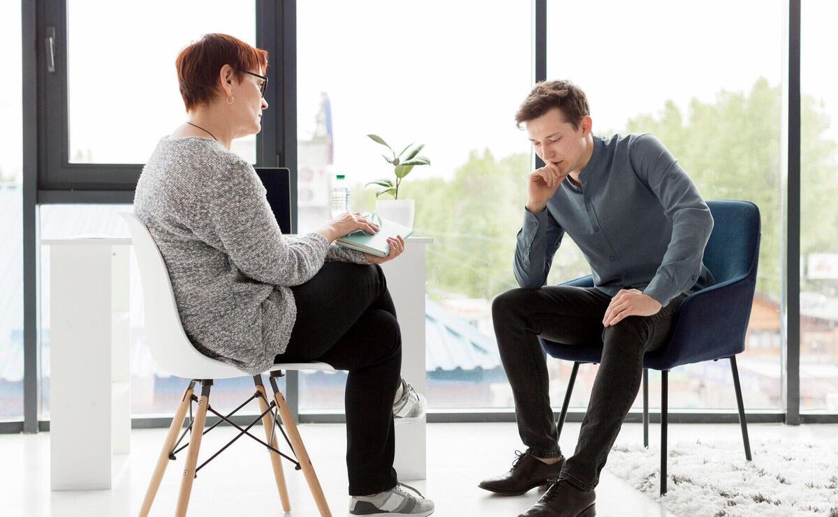 Long shot of patient and psychologist