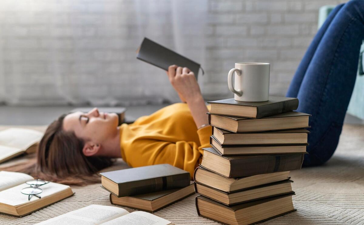 Medium shot woman reading